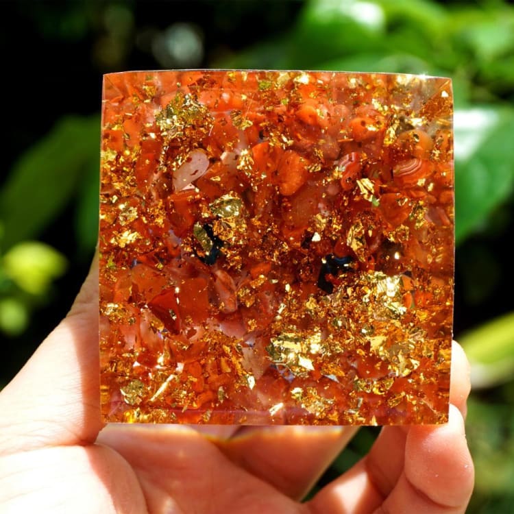Pyramide du Zodiac en Orgonite et Agate Rouge de 10 cm symbole du Gémeaux