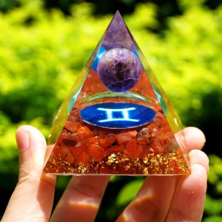 Pyramide du Zodiac en Orgonite et Agate Rouge de 10 cm symbole du Gémeaux