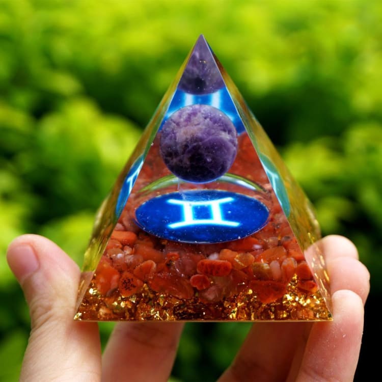 Pyramide du Zodiac en Orgonite et Agate Rouge de 10 cm symbole du Gémeaux