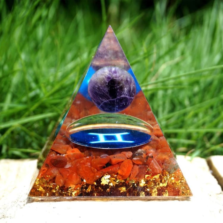 Pyramide du Zodiac en Orgonite et Agate Rouge de 10 cm symbole du Gémeaux