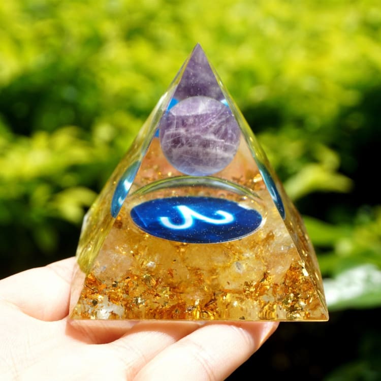 Pyramide du Zodiac en Orgonite et Améthyste de 10cm symbole du Bélier
