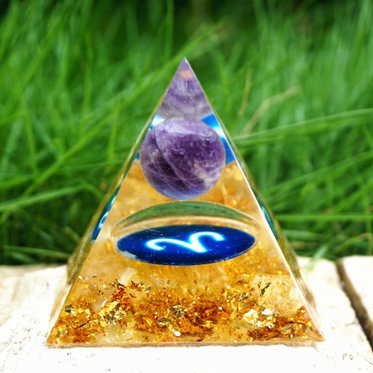Pyramide du Zodiac en Orgonite et Améthyste de 10cm symbole du Bélier