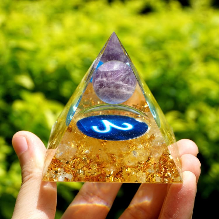Pyramide du Zodiac en Orgonite et Améthyste de 10cm symbole du Bélier