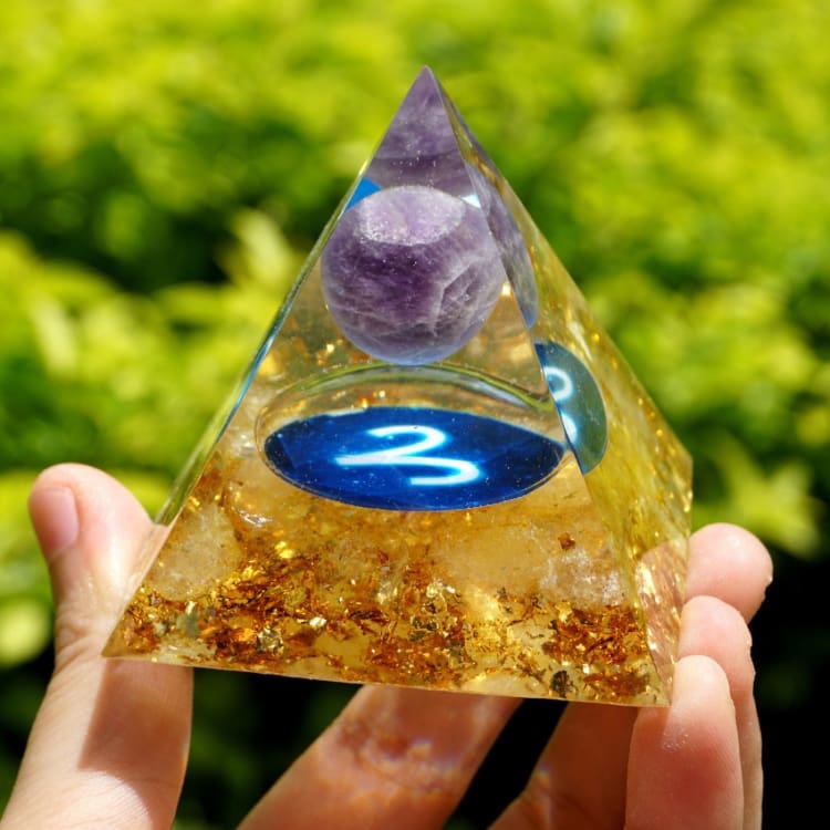 Pyramide du Zodiac en Orgonite et Améthyste de 10cm symbole du Bélier