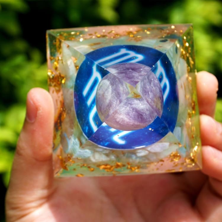 Pyramide du Zodiac en Orgonite et Améthyste de 10cm symbole du Scorpion