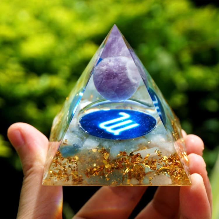 Pyramide du Zodiac en Orgonite et Améthyste de 10cm symbole du Scorpion
