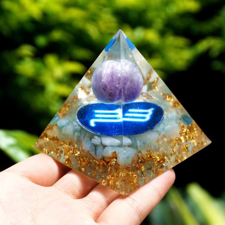 Pyramide du Zodiac en Orgonite et Améthyste de 10cm symbole du Scorpion