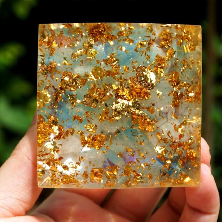 Pyramide du Zodiac en Orgonite et Améthyste de 10cm symbole du Scorpion