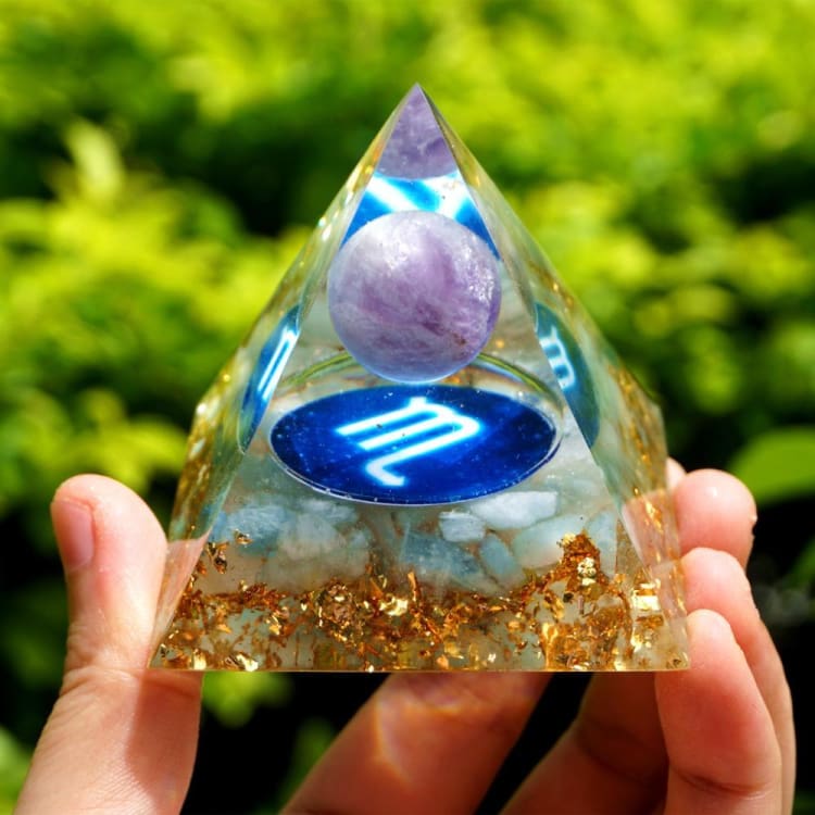 Pyramide du Zodiac en Orgonite et Améthyste de 10cm symbole du Scorpion