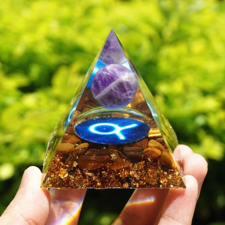 Pyramide du Zodiac en Orgonite et Oeil de Tigre de 10cm symbole du Taureau