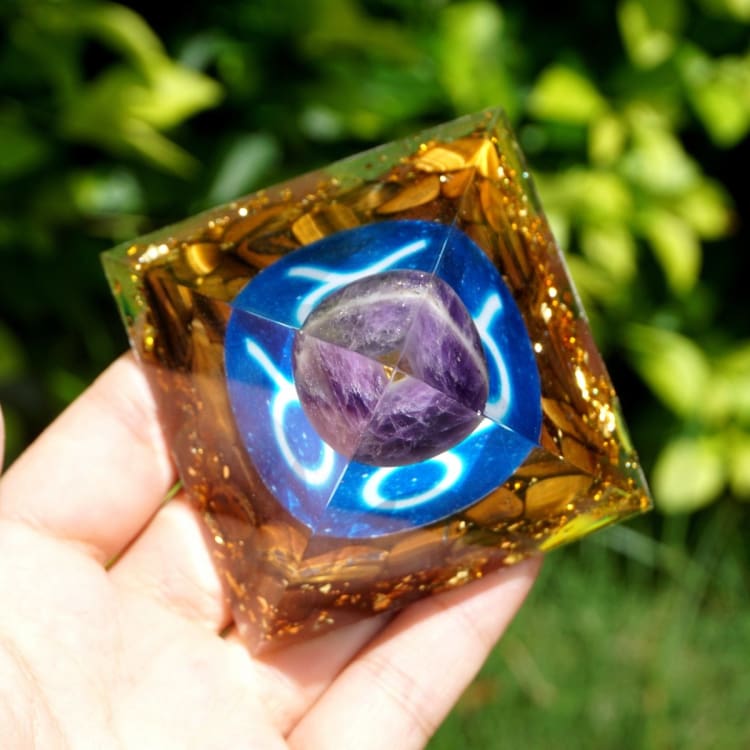 Pyramide du Zodiac en Orgonite et Oeil de Tigre de 10cm symbole du Taureau