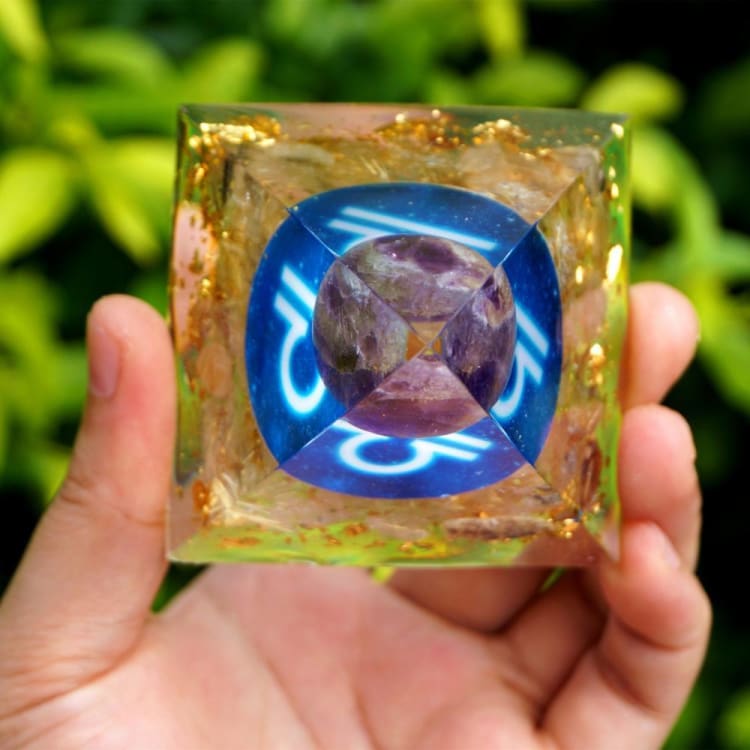 Pyramide du Zodiac en Orgonite et Quartz Rose de 10cm symbole de la Balance