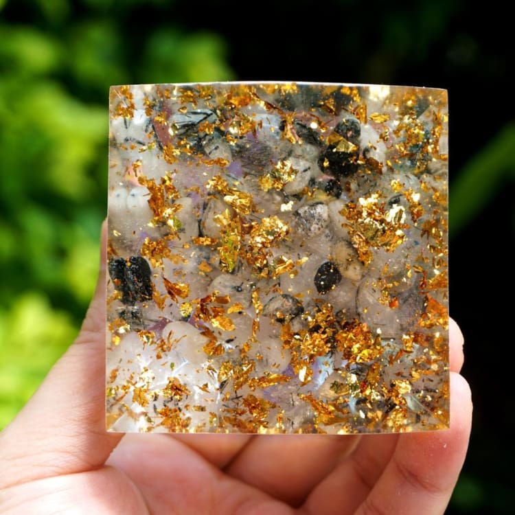 Pyramide du Zodiac en Orgonite et Quartz Rutile de 10cm symbole du Lion