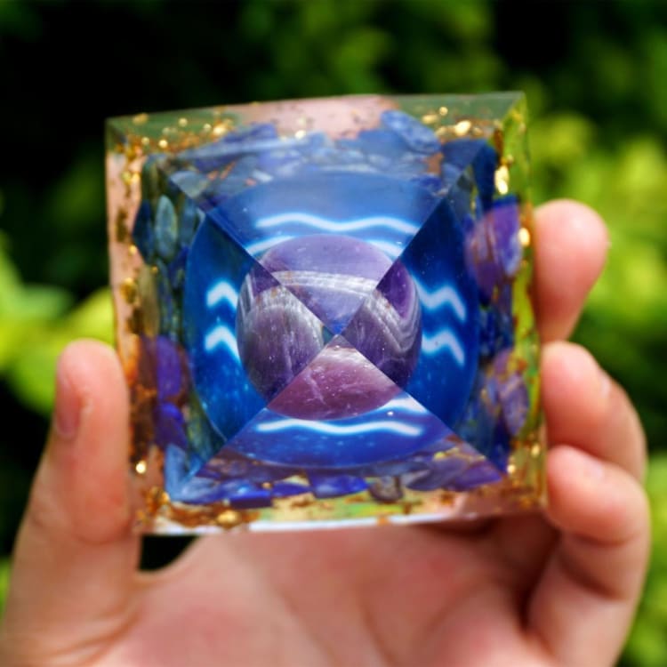 Pyramide du Zodiac en Orgonite et Sodalite de 10cm symbole du Verseau
