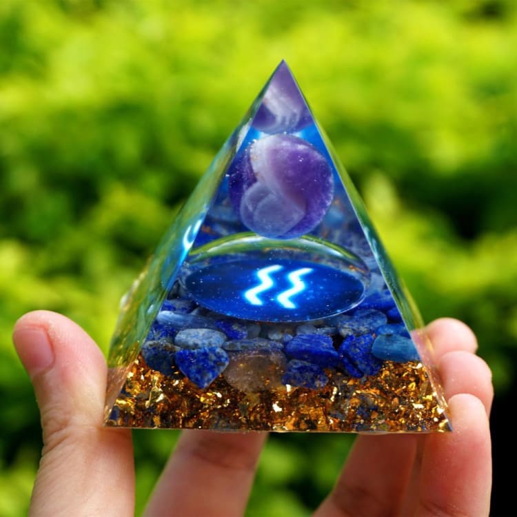 Pyramide du Zodiac en Orgonite et Sodalite de 10cm symbole du Verseau