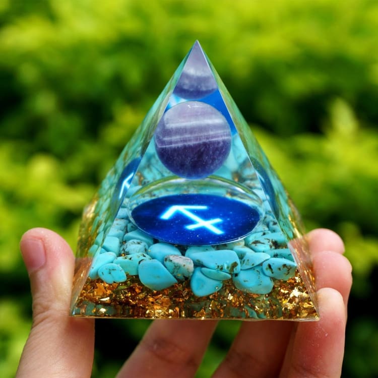 Pyramide du Zodiac en Orgonite et Turquoise de 10cm symbole du Sagittaire
