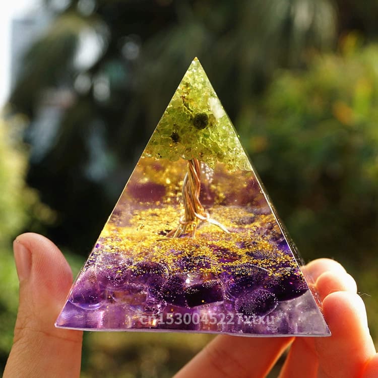 Pyramide en Orgonite et Améthyste e de 10cm