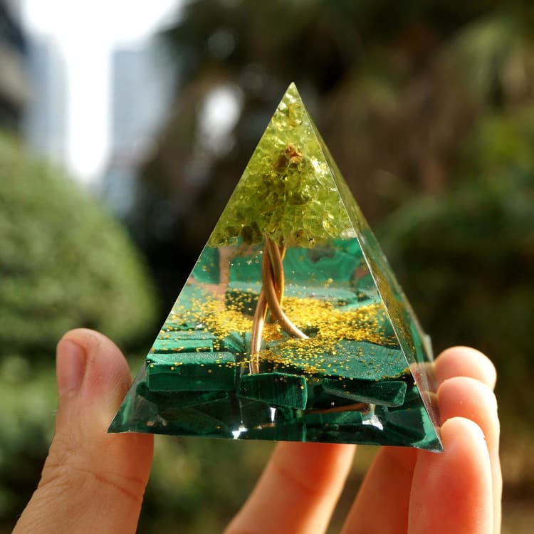 Pyramide en Orgonite et Malachite de 10cm
