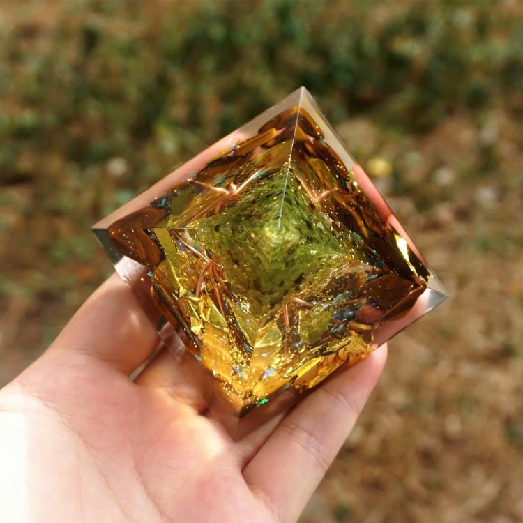 Pyramide en Orgonite et Oeil de Tigre de 10cm